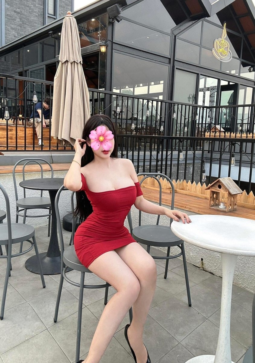 Em gái chủ tiệm hoa với cặp Mông siêu khủng